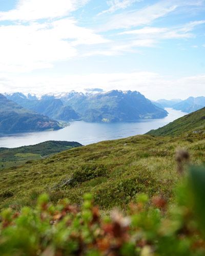 Velferdsbutikken holder til på Sandane i Nordfjord. Foto Heidi Oskam